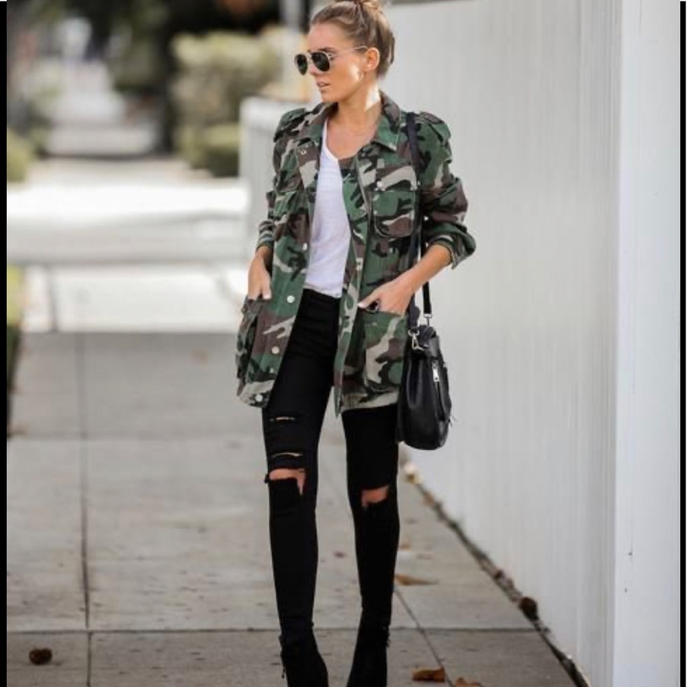 EUC Vici Ethan Camo  cotton pocketed utility jacket.